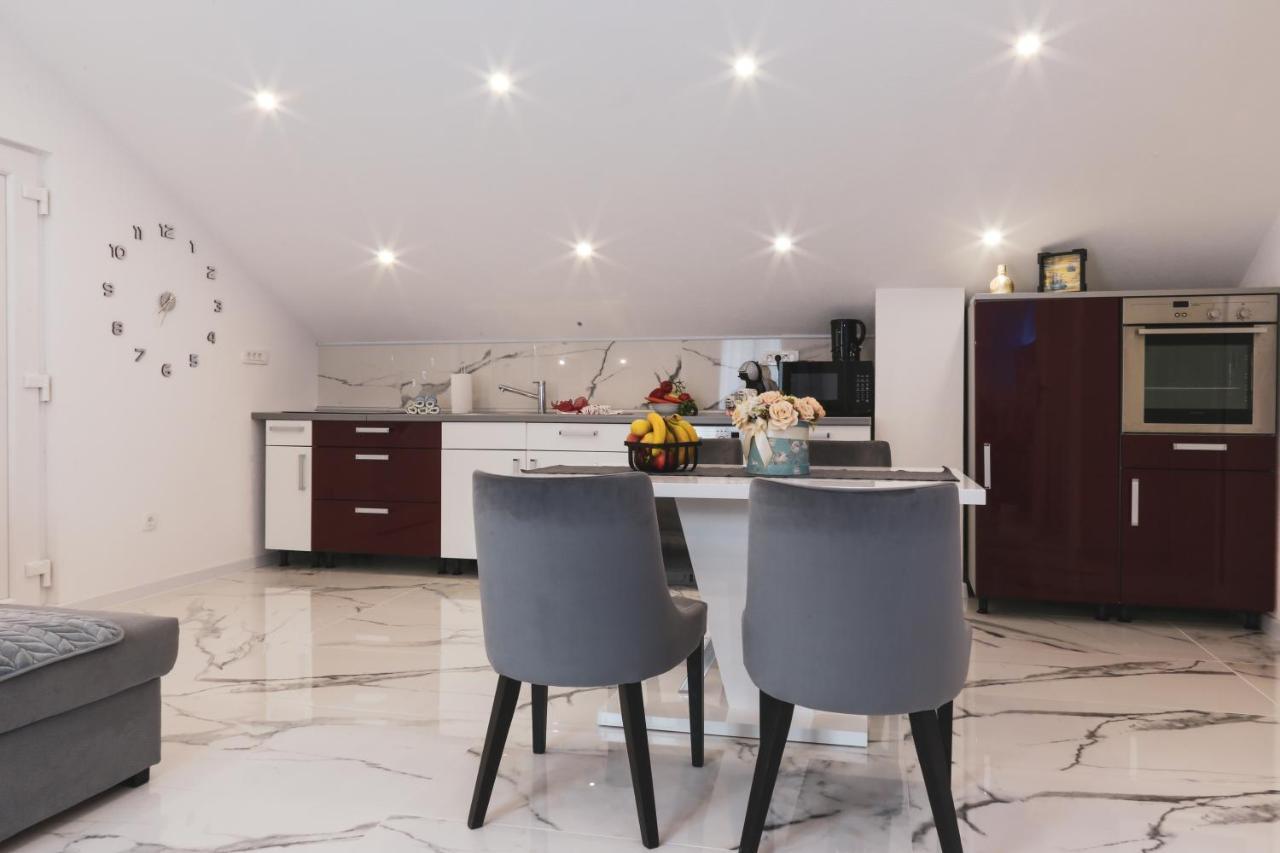 Luxury Apartment Megy Otočac Esterno foto