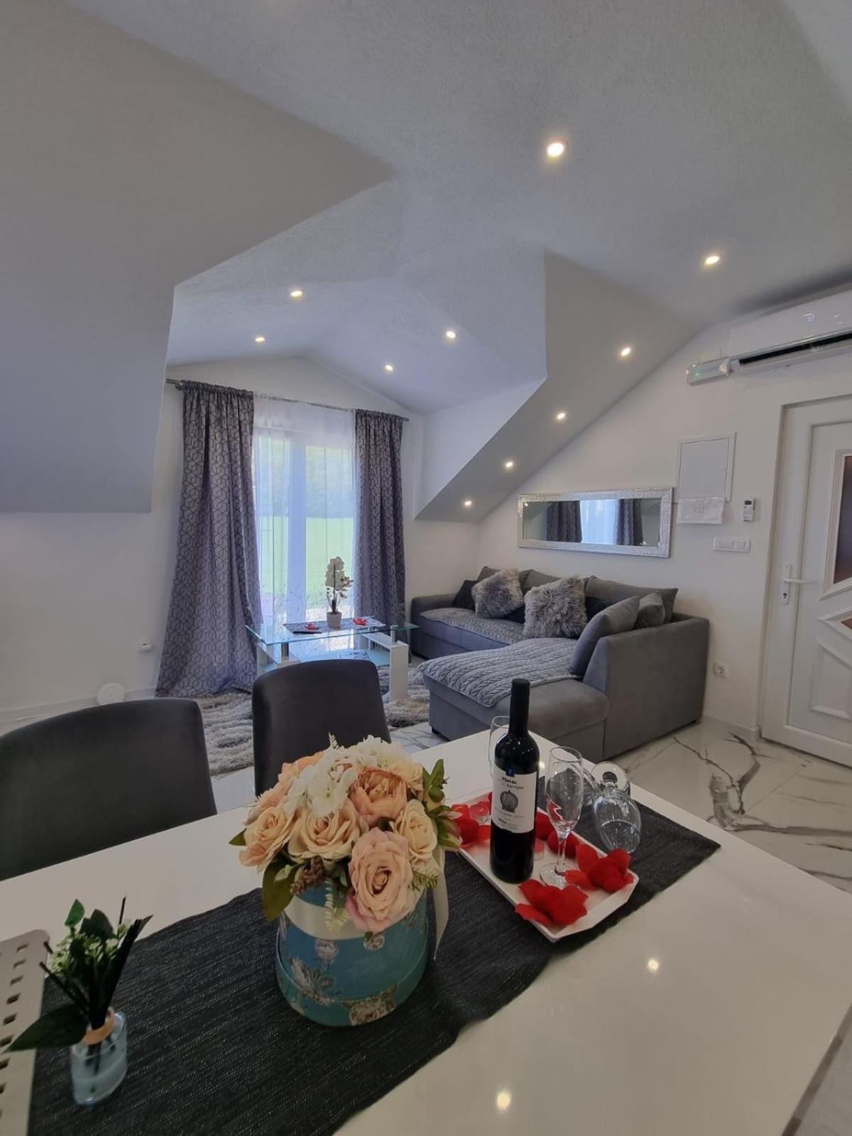 Luxury Apartment Megy Otočac Esterno foto