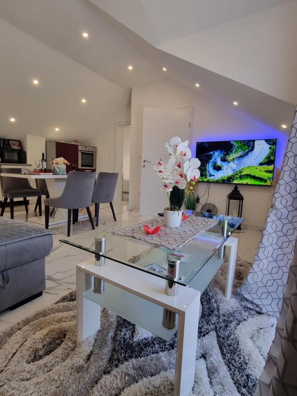 Luxury Apartment Megy Otočac Esterno foto