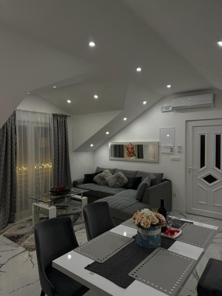 Luxury Apartment Megy Otočac Esterno foto