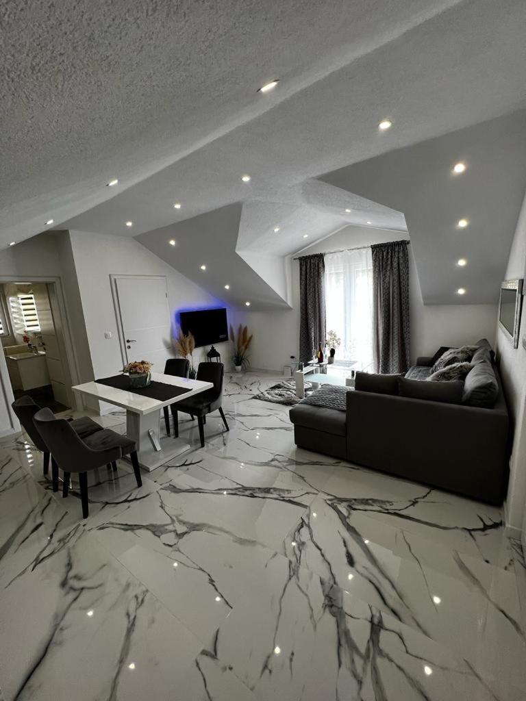 Luxury Apartment Megy Otočac Esterno foto