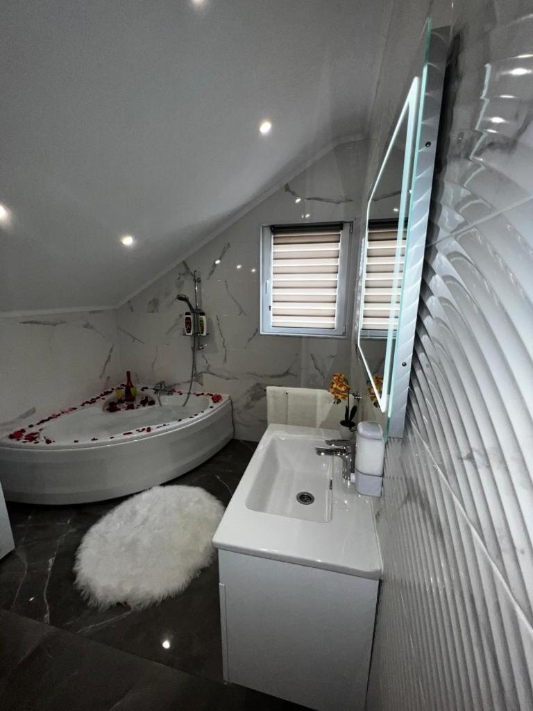 Luxury Apartment Megy Otočac Esterno foto