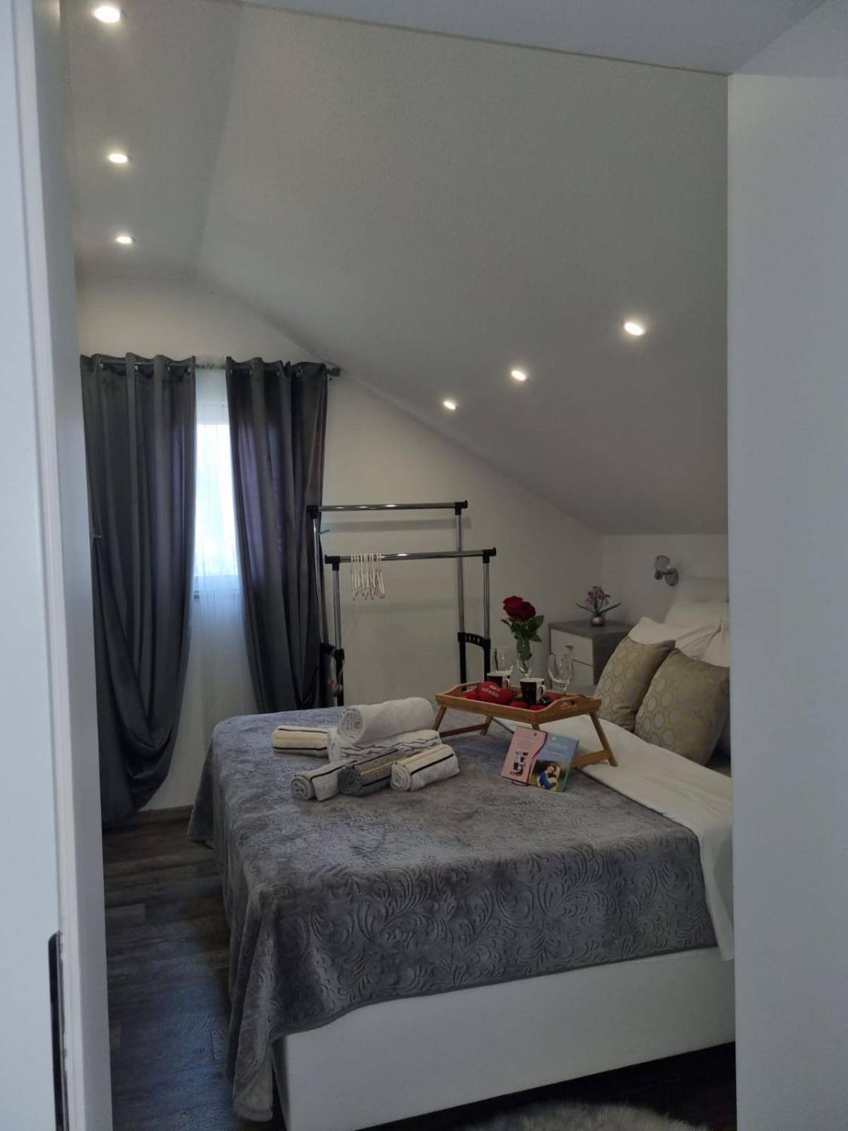 Luxury Apartment Megy Otočac Esterno foto
